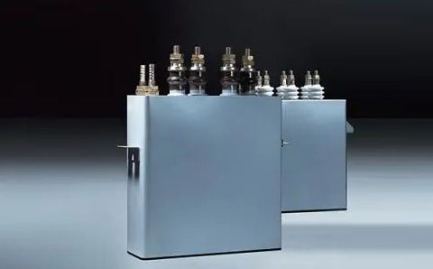電容器在直流電路中起什么作用？