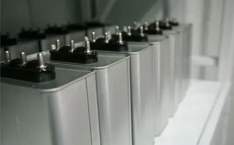 哪些因素影響電力電容器的容量？